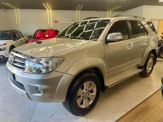 TOYOTA HILUX 3.0 SRV 4X4 CD 7 LUGARES 16V TURBO INTERCOOLER DIESEL 4P AUTOMÁTICO TOYOTA HILUX 3.0 SRV 4X4 CD 7 LUGARES 16V TURBO INTERCOOLER DIESEL 4P AUTOMÁTICO